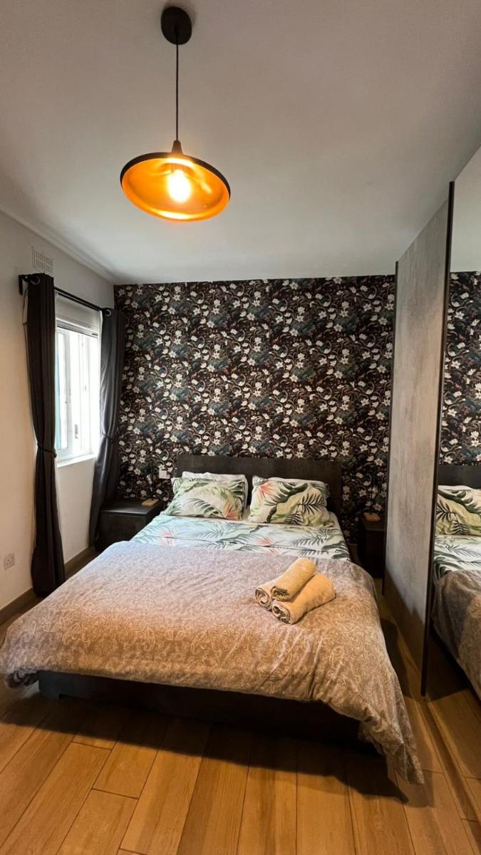 Airport Accommodation Bedroom with your own private Bathroom Self Check In and Self Check Out Air-condition Included - Housity