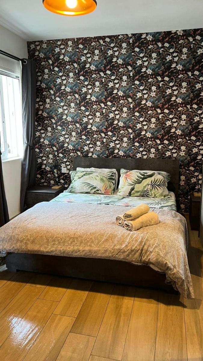 Airport Accommodation Bedroom with your own private Bathroom Self Check In and Self Check Out Air-condition Included - Housity