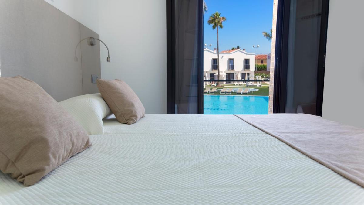 1 dormitorio con 1 cama y vistas a la piscina en FBC Fortuny Resort - Adults Only, en Maspalomas 91 fotos más