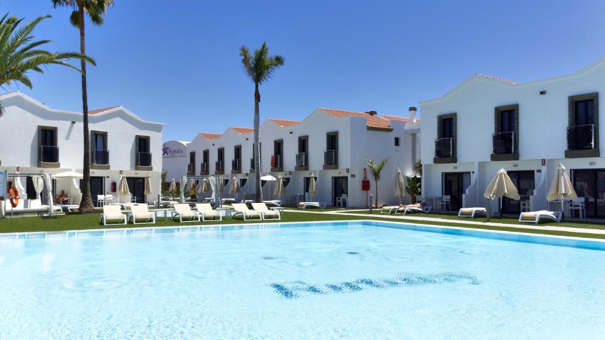 Una gran piscina frente a unos edificios. en FBC Fortuny Resort - Adults Only, en Maspalomas