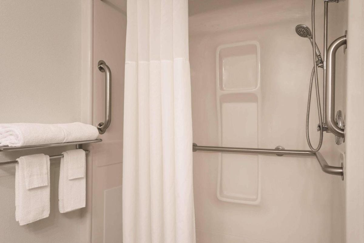 Country Inn & Suites by Radisson, Waterloo, IA - Housity