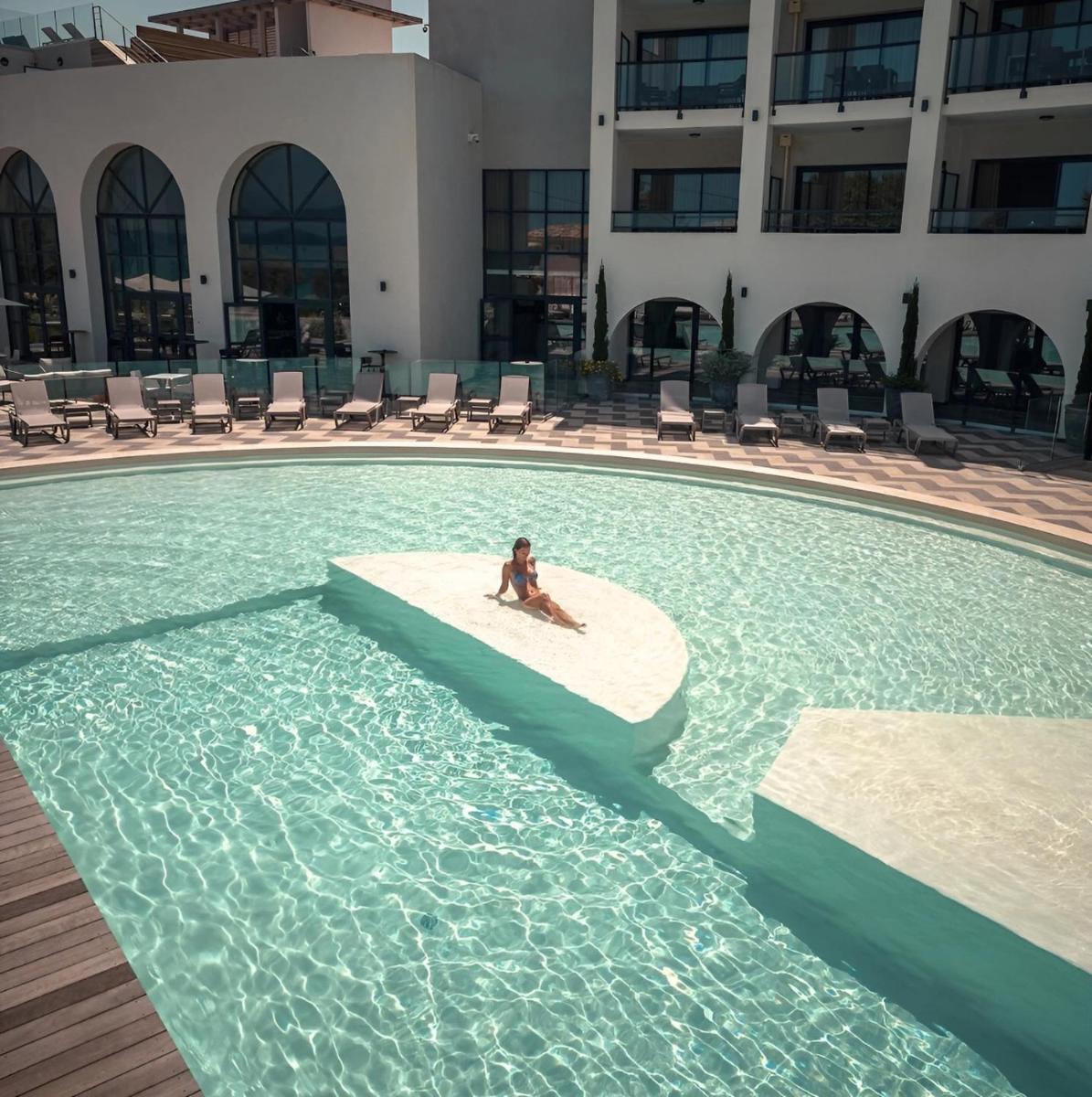 Piscine de l'établissement Eco-Résidence Dolce Paese & Spa ou située à proximité