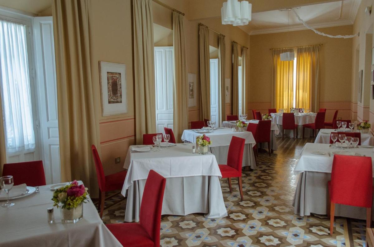 Un restaurante o sitio para comer en Hotel Mirador de Llerena