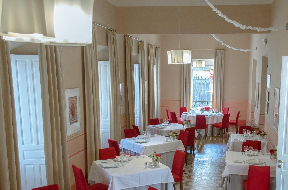 Un restaurante o sitio para comer en Hotel Mirador de Llerena