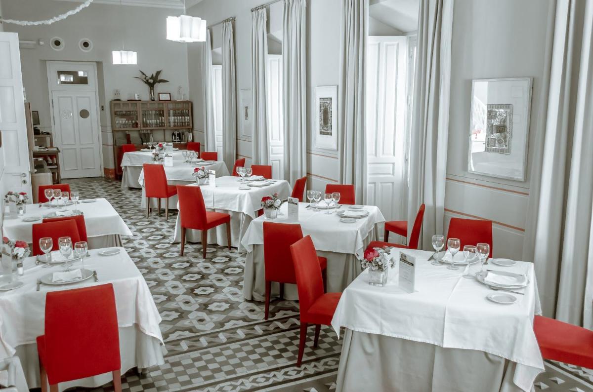 Un restaurante o sitio para comer en Hotel Mirador de Llerena