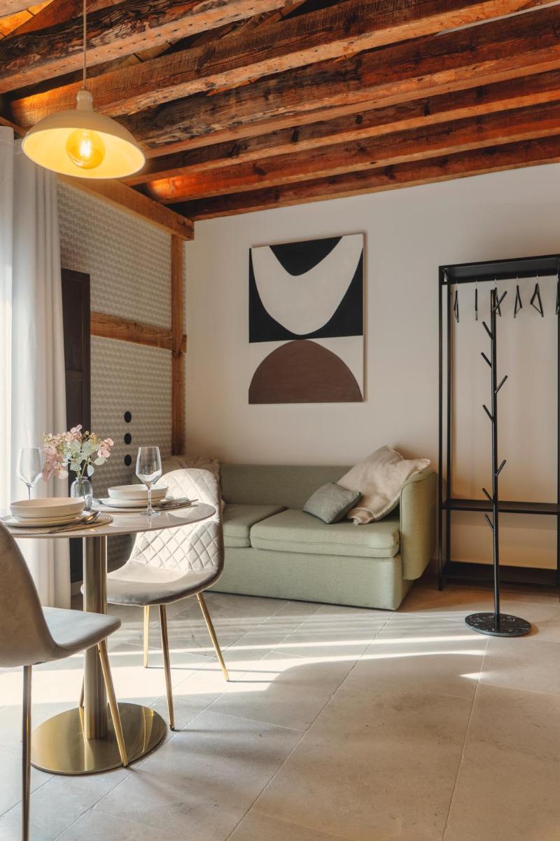LOS MERCADERES Balneum Suites - Housity