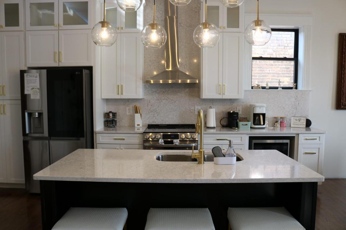 The Luxe Building- 2 Bedroom Apartment in Metropolis - Housity