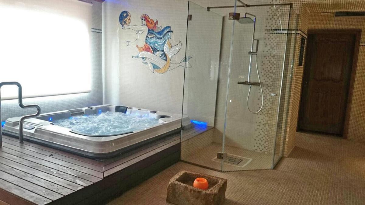 Un baño con bañera y ducha. en Hotel Rosa & Spa Begur, en Begur 65 fotos más