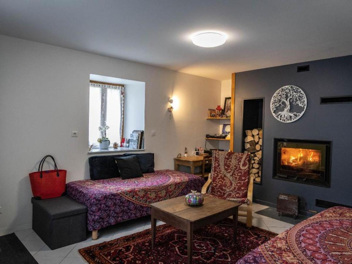 Chambre cocon table d'hôte avec jardin à la campagne le nid qui danse vers Vesoul de 1 à 3 personnes - Housity