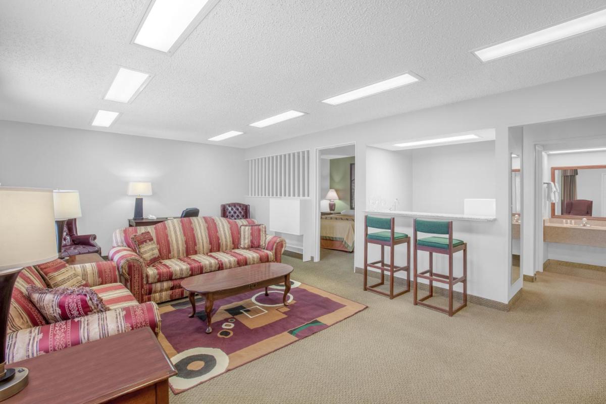 Super 8 by Wyndham New Iberia - Housity
