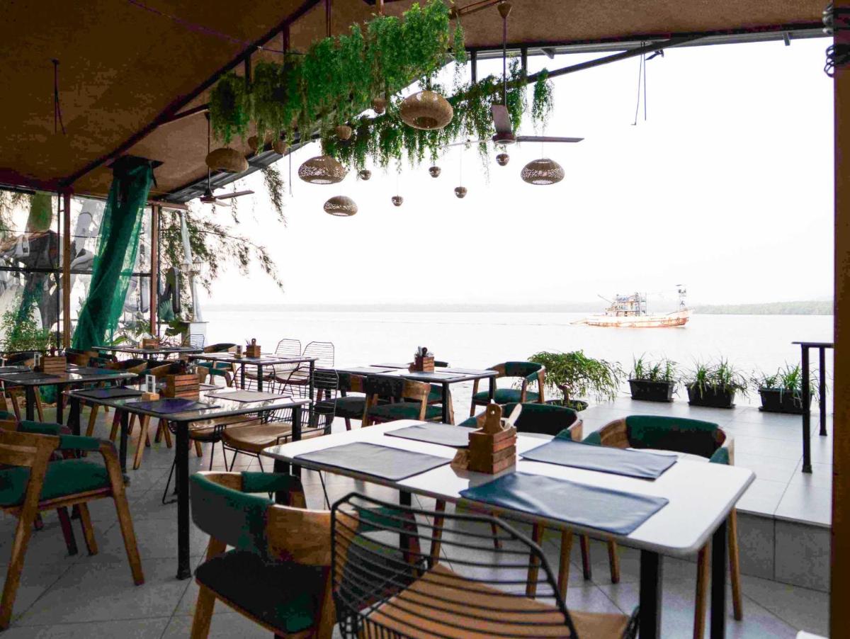 Blu Missel By The River - Hizvo