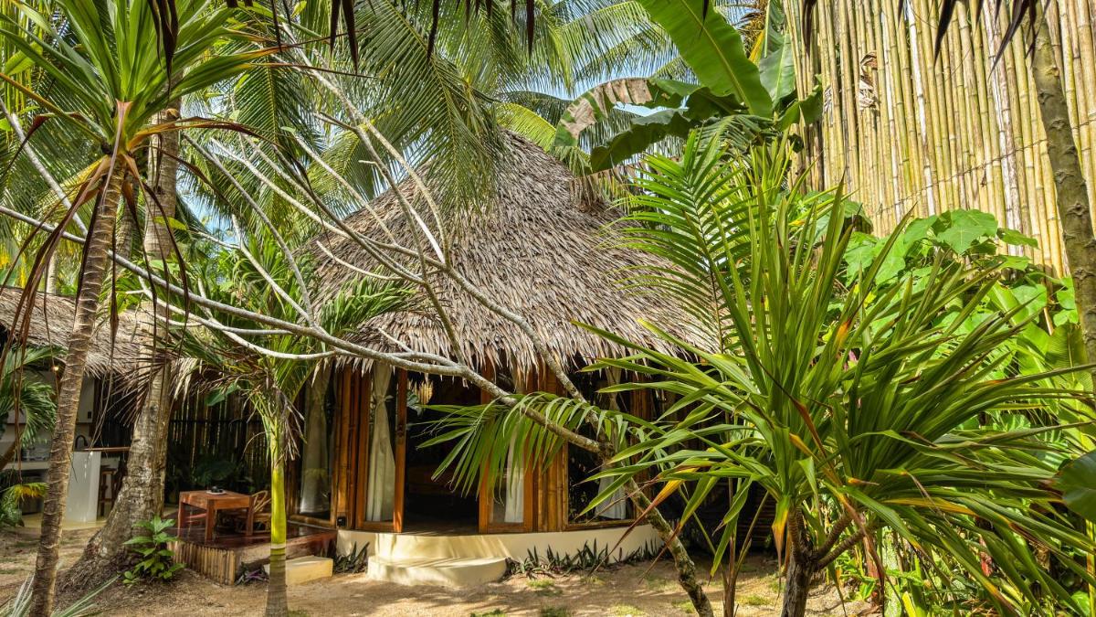The Bamboo Houses - Tropical Garden & Empty Beach - Housity