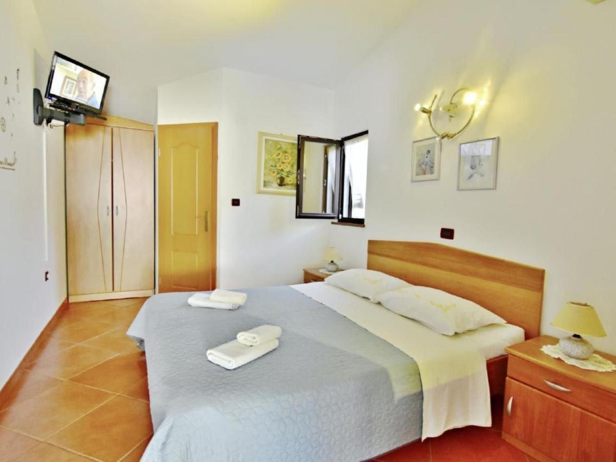 Apartment Vedrana 4 by Interhome - Housity