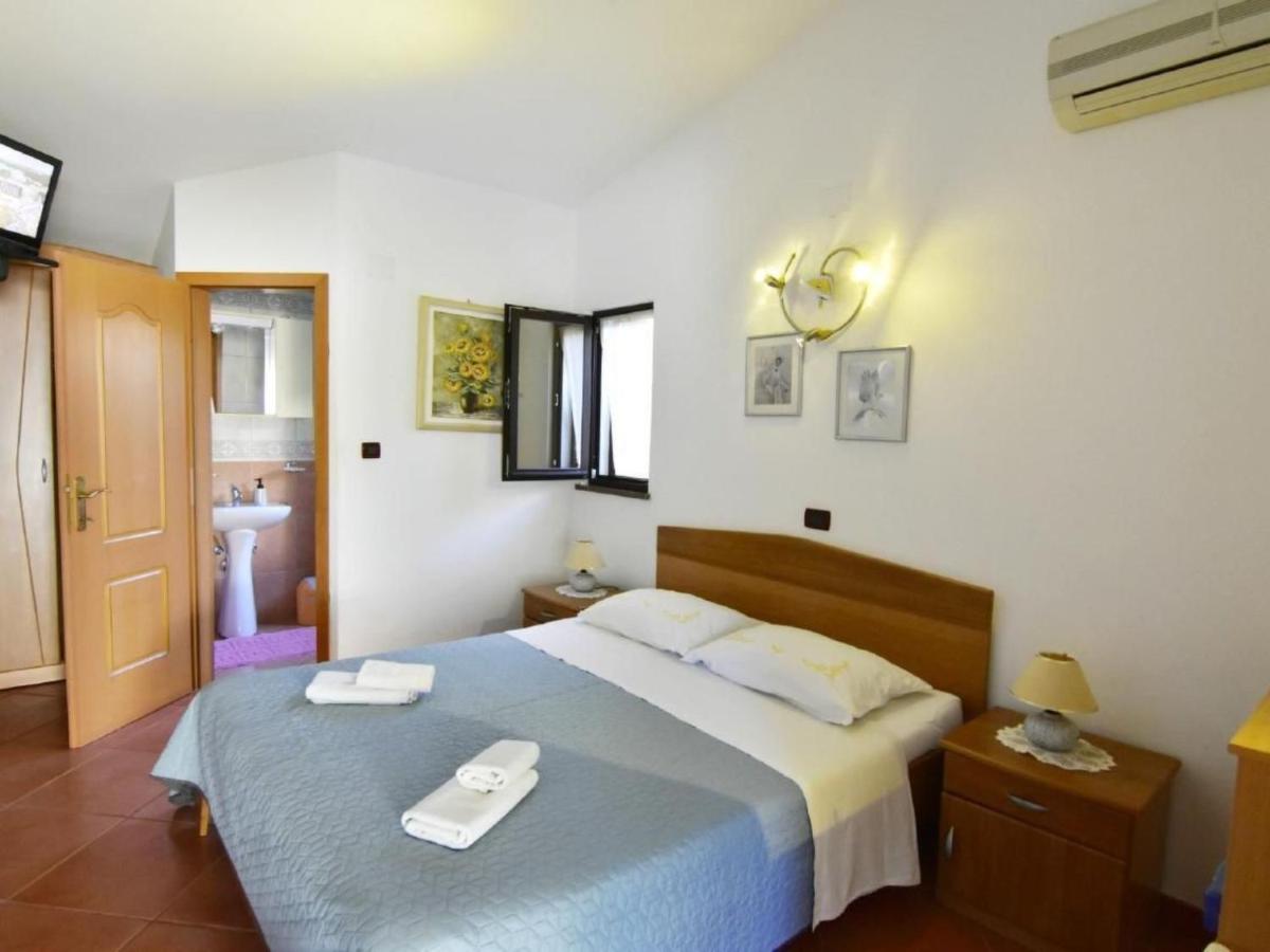 Apartment Vedrana 4 by Interhome - Housity