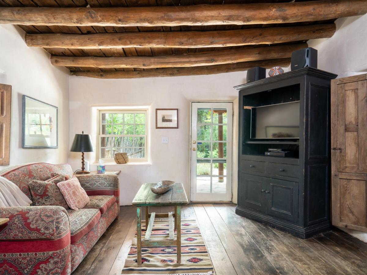 El Nido Lane Tesuque, 1 Bedroom, Sleeps 2, Private Yard, WiFi, Washer/Dryer - Housity