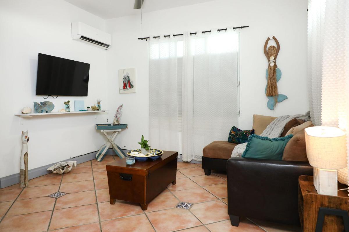 One bedroom Apt 30 steps from prime beach generator parking included - Hizvo