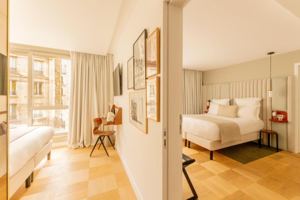 une chambre d'hôtel avec un lit et une fenêtre dans l'établissement Hôtel Pilgrim, à Paris 67 autres photos