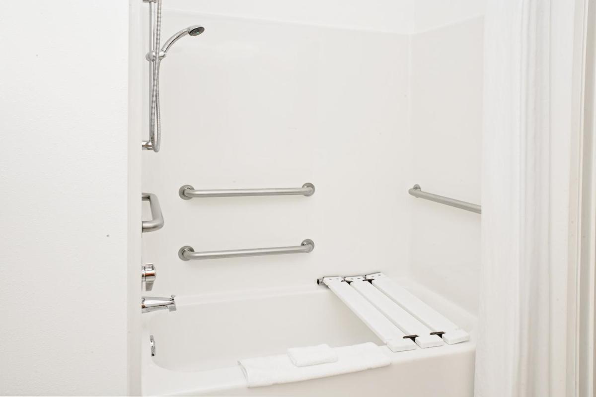 Super 8 by Wyndham Three Rivers - Housity