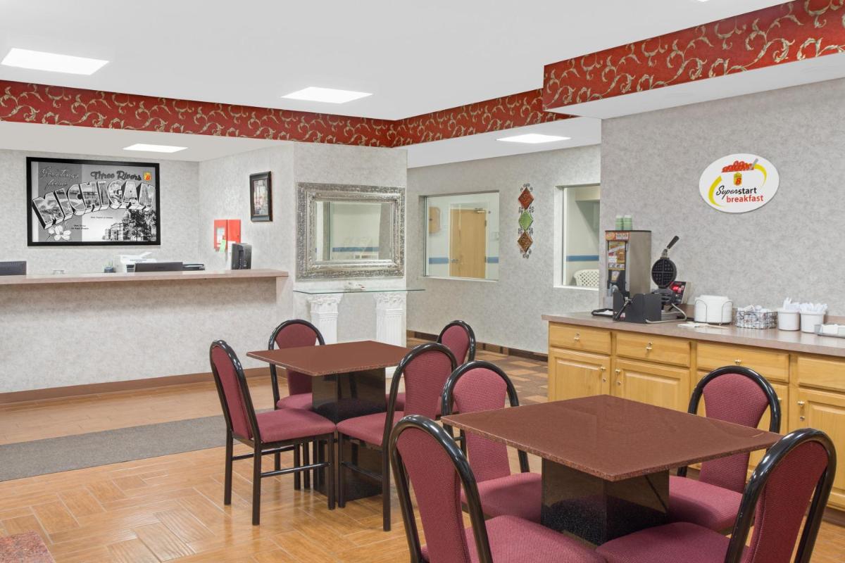 Super 8 by Wyndham Three Rivers - Housity