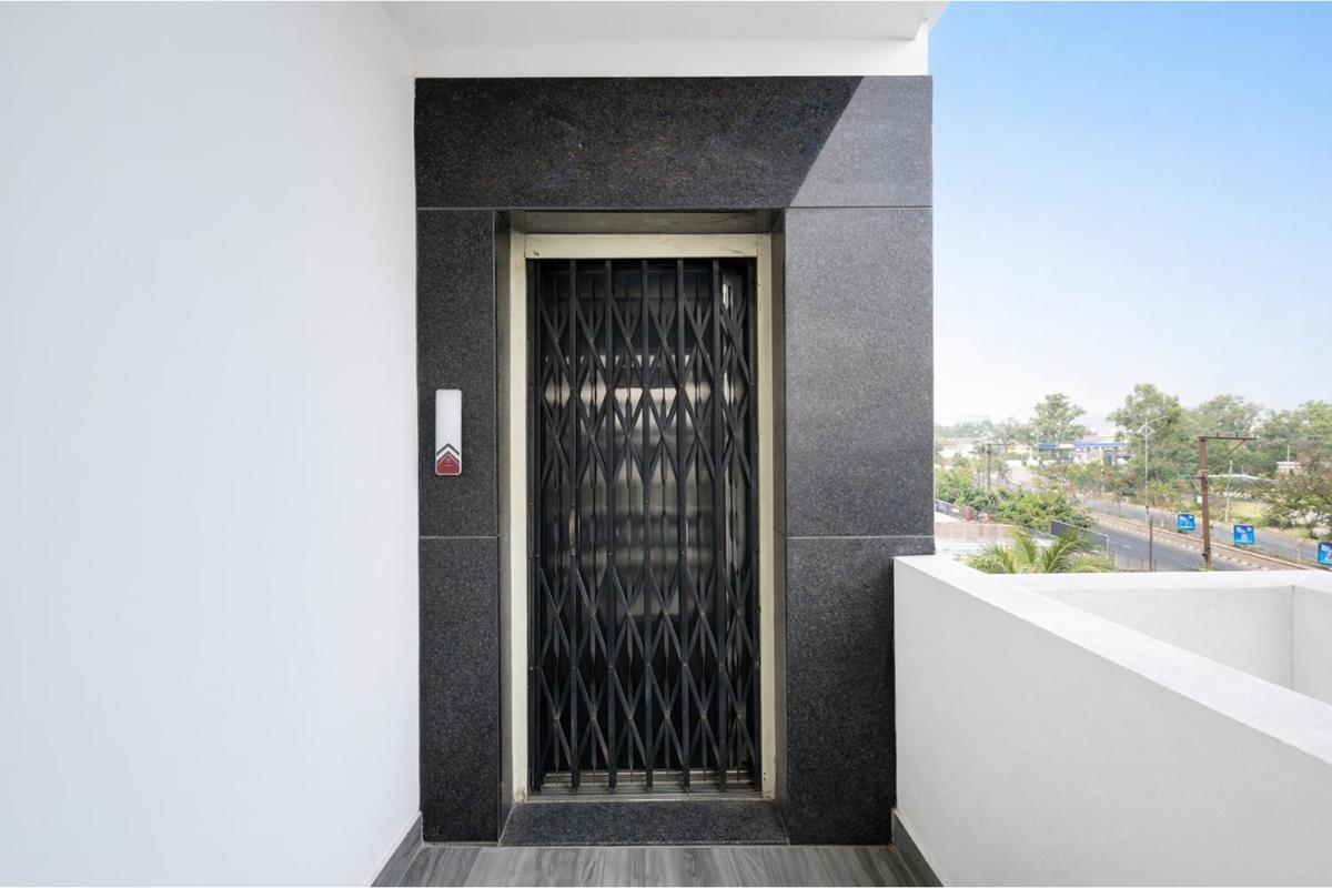 Collection O Lakeview Castle - Housity