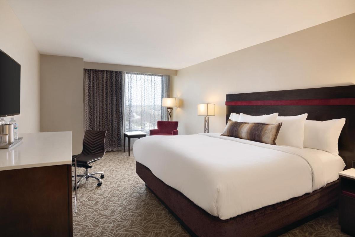 Holiday Inn Chicago Schaumburg, an IHG Hotel - Housity