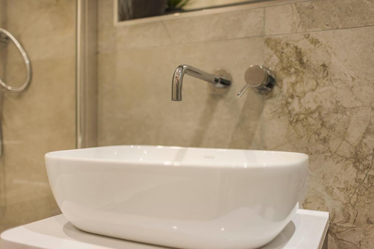 Luxury Mottram Peak District Townhouse with EV Charger - Housity