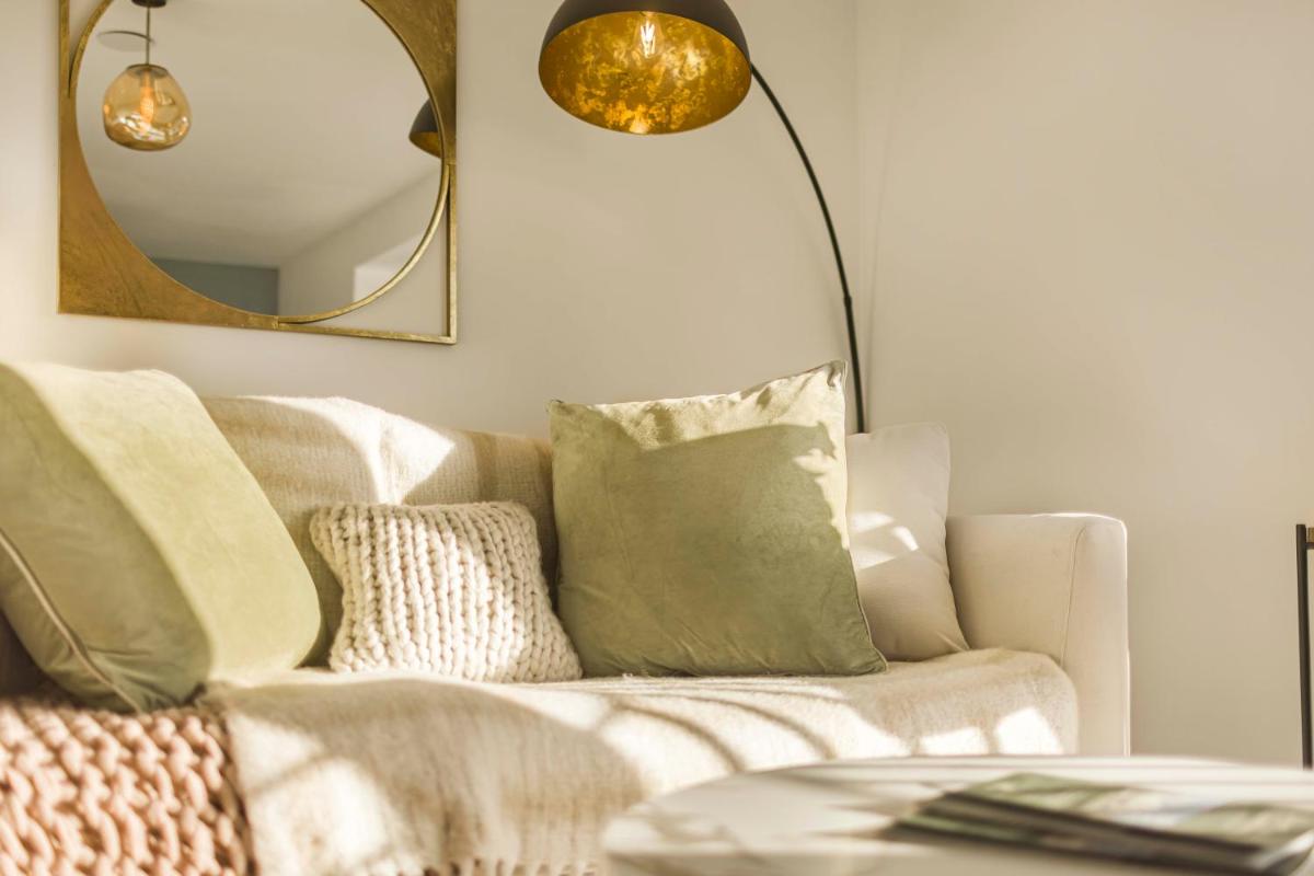 Luxury Mottram Peak District Townhouse with EV Charger - Housity