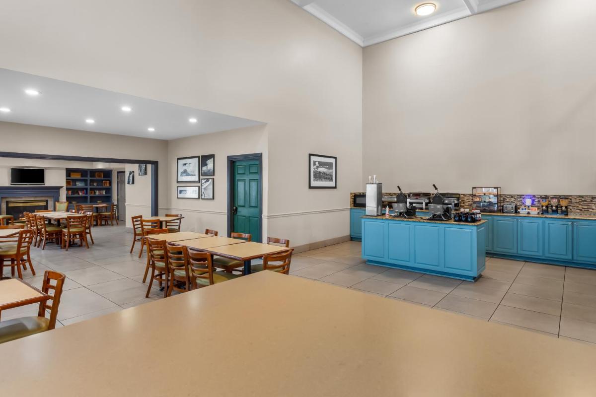 Country Inn & Suites by Radisson, Beckley, WV - Housity