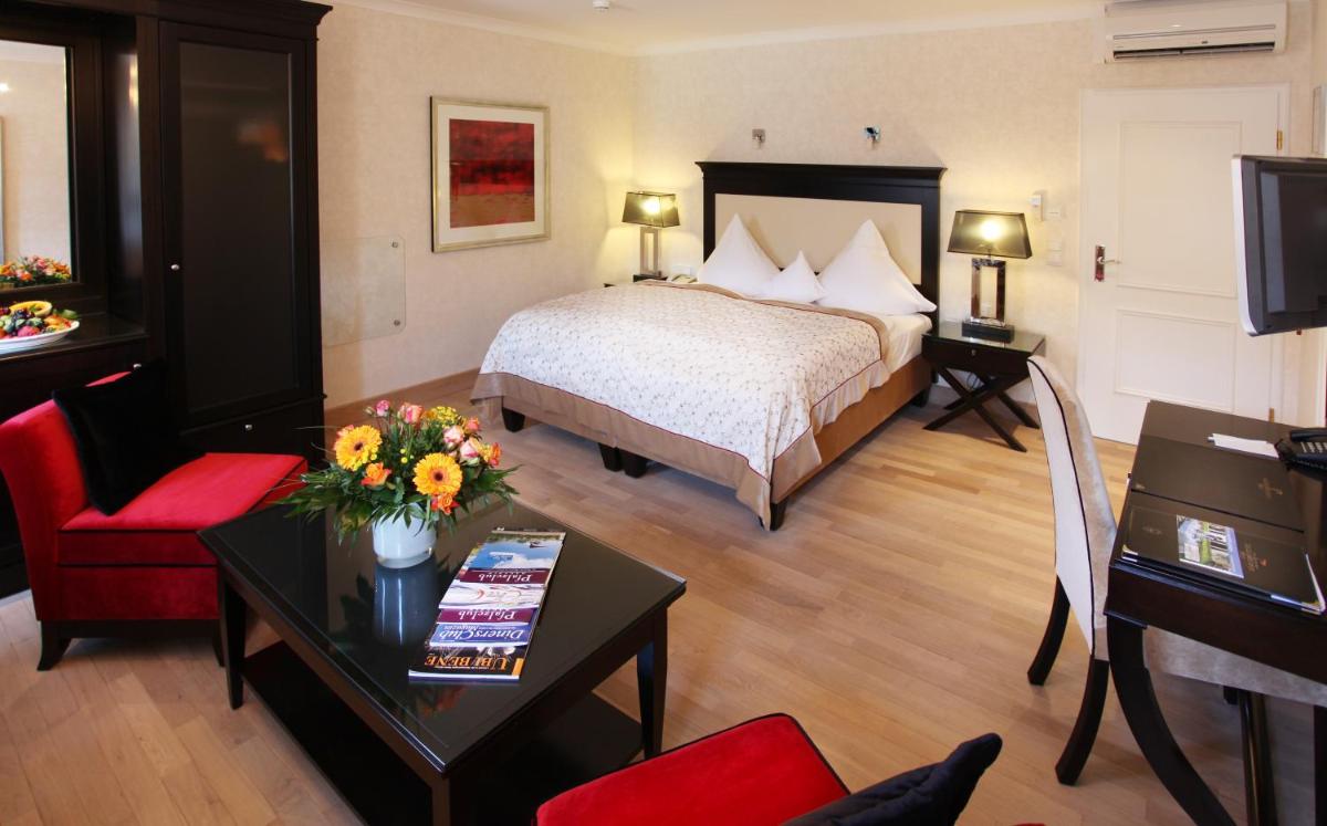 Ein Bett oder Betten in einem Zimmer der Unterkunft Deidesheimer Hof