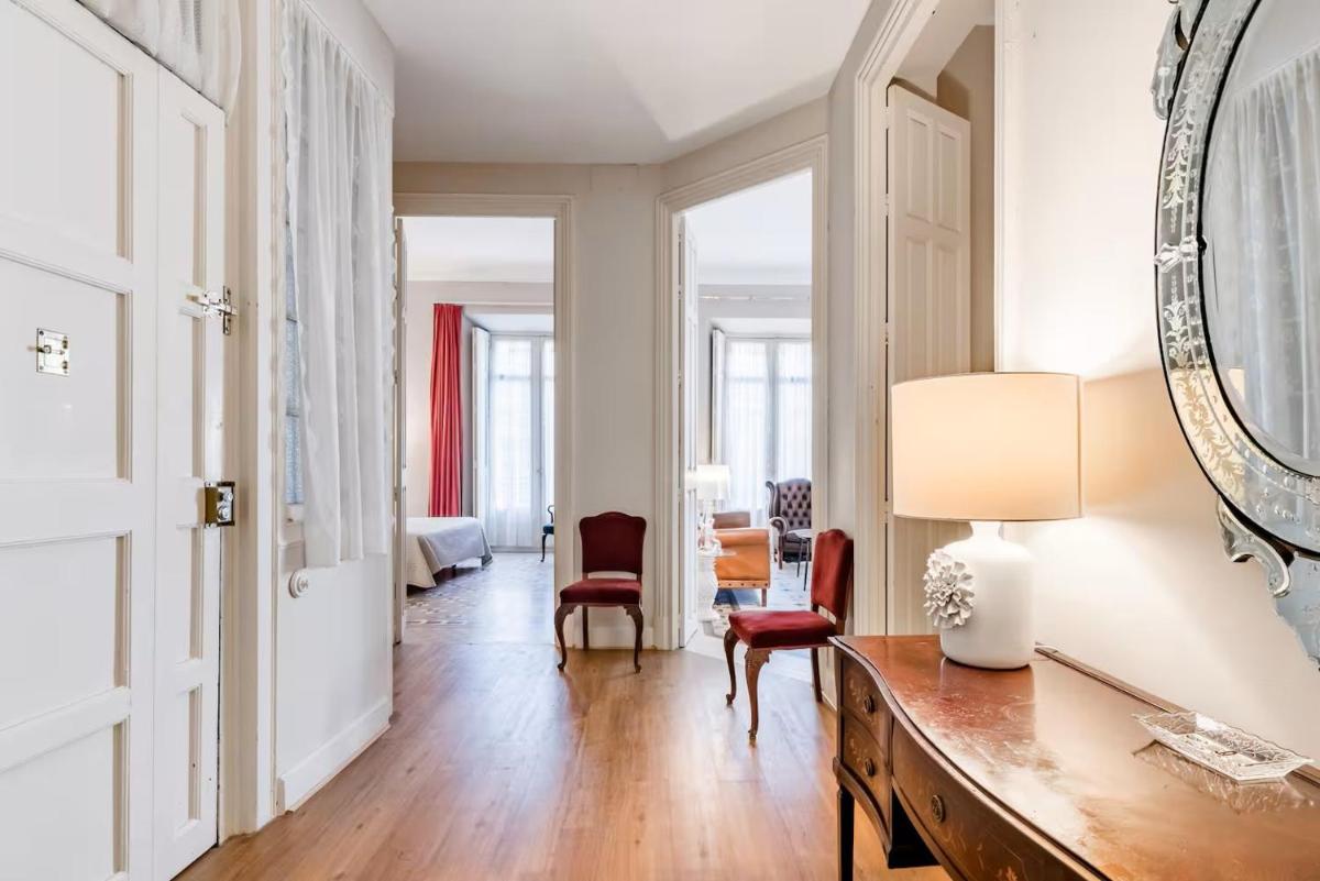Historic 19th-Century Apartment with Balcony Overlooking Plaza - Housity