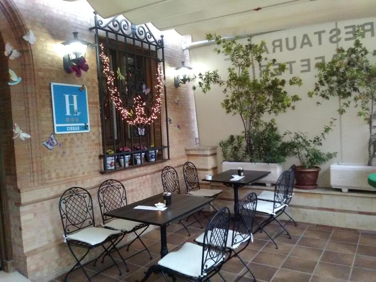 Un restaurante o sitio para comer en Hotel & Spa PLAZA Arriate