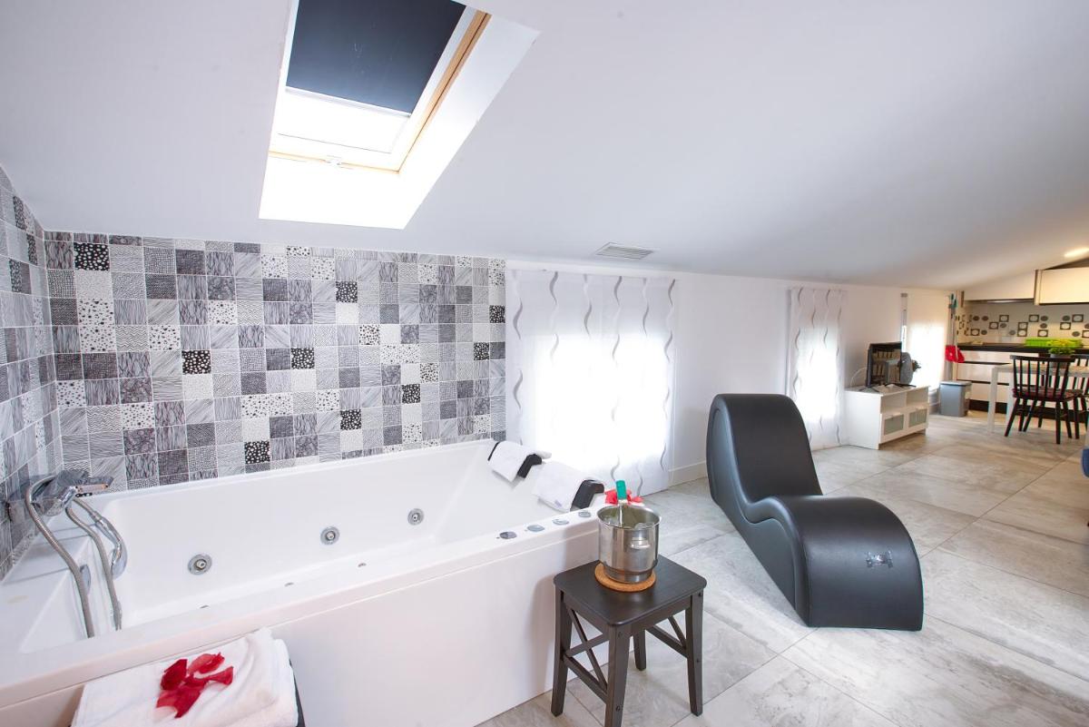 Apartamentos Hostal Cabañas - Housity