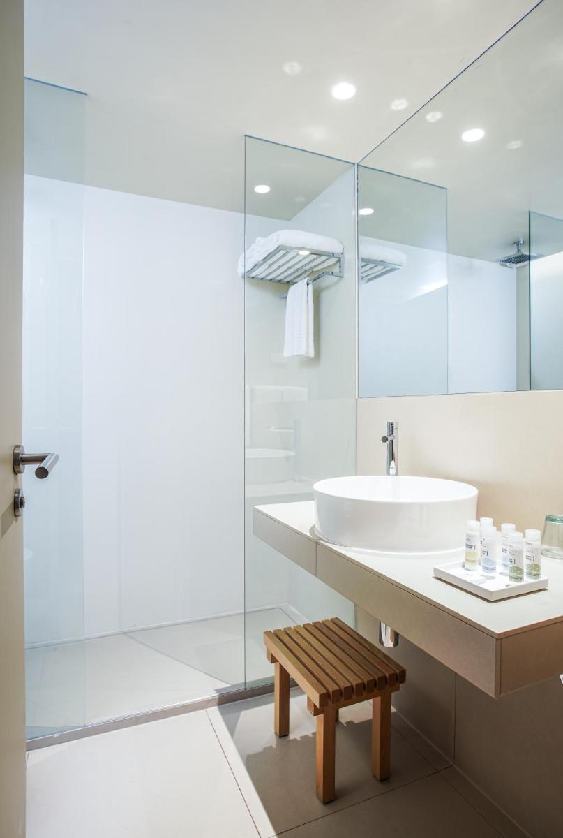 Uma casa de banho em Memmo Baleeira - Design Hotels