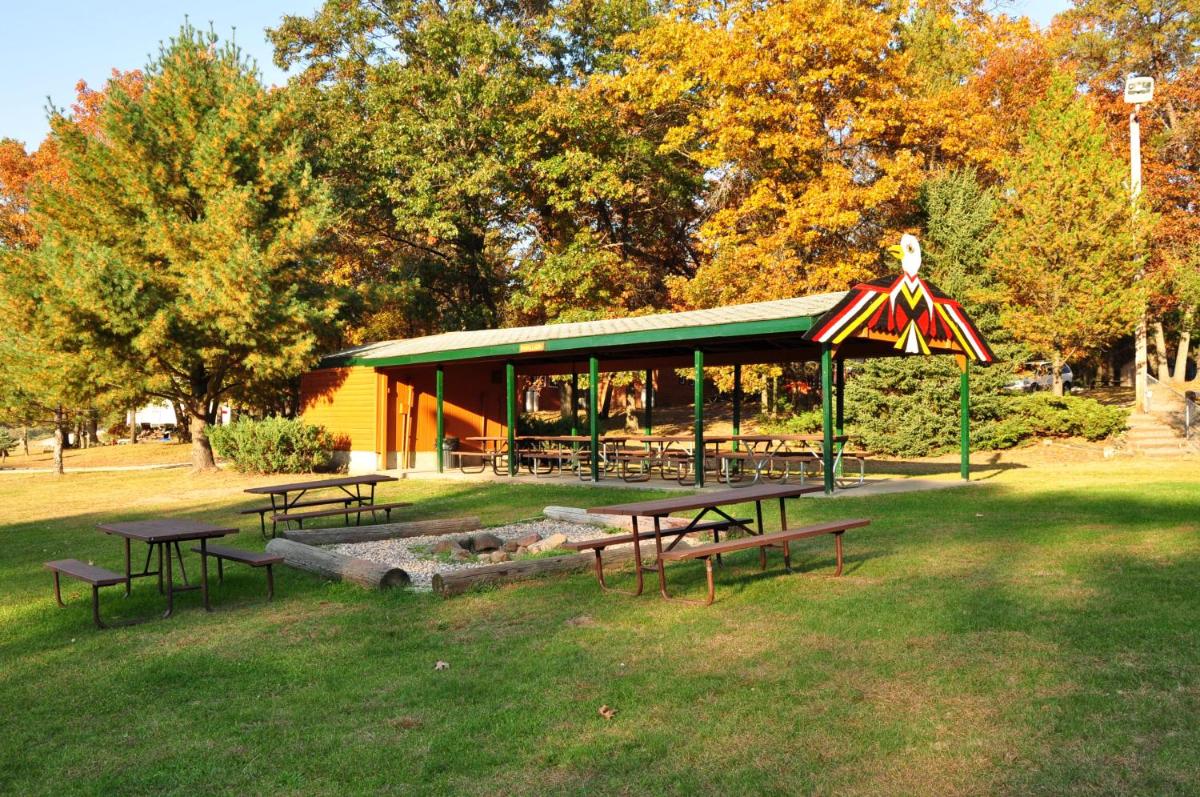 Arrowhead Camping Resort Cabin 1 - Housity