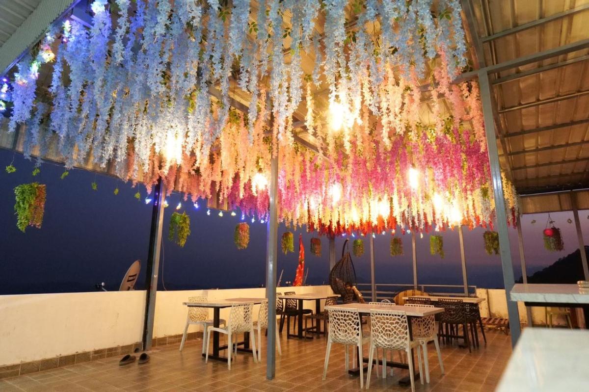 Sunny Pines Resort - Housity