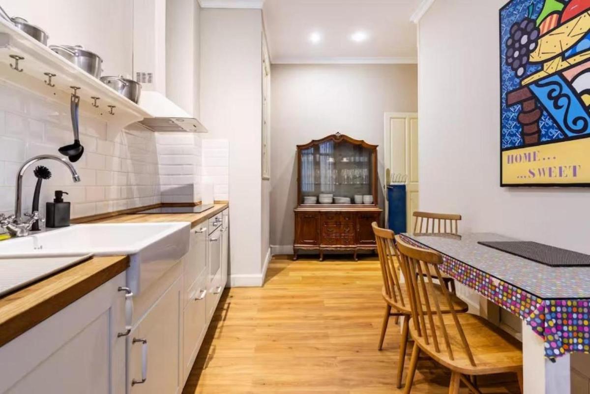 Historic 19th-Century Apartment with Balcony Overlooking Plaza - Housity