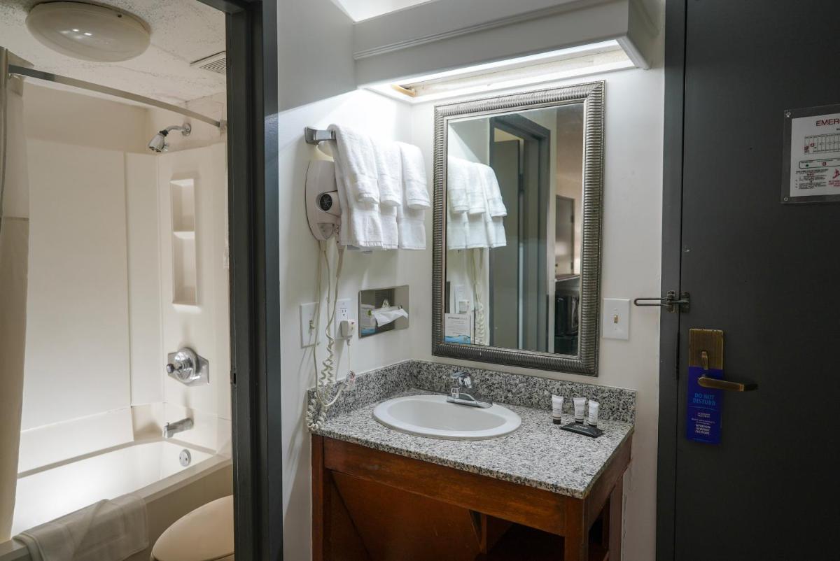 Ramada by Wyndham Tulsa Broken Arrow - Housity
