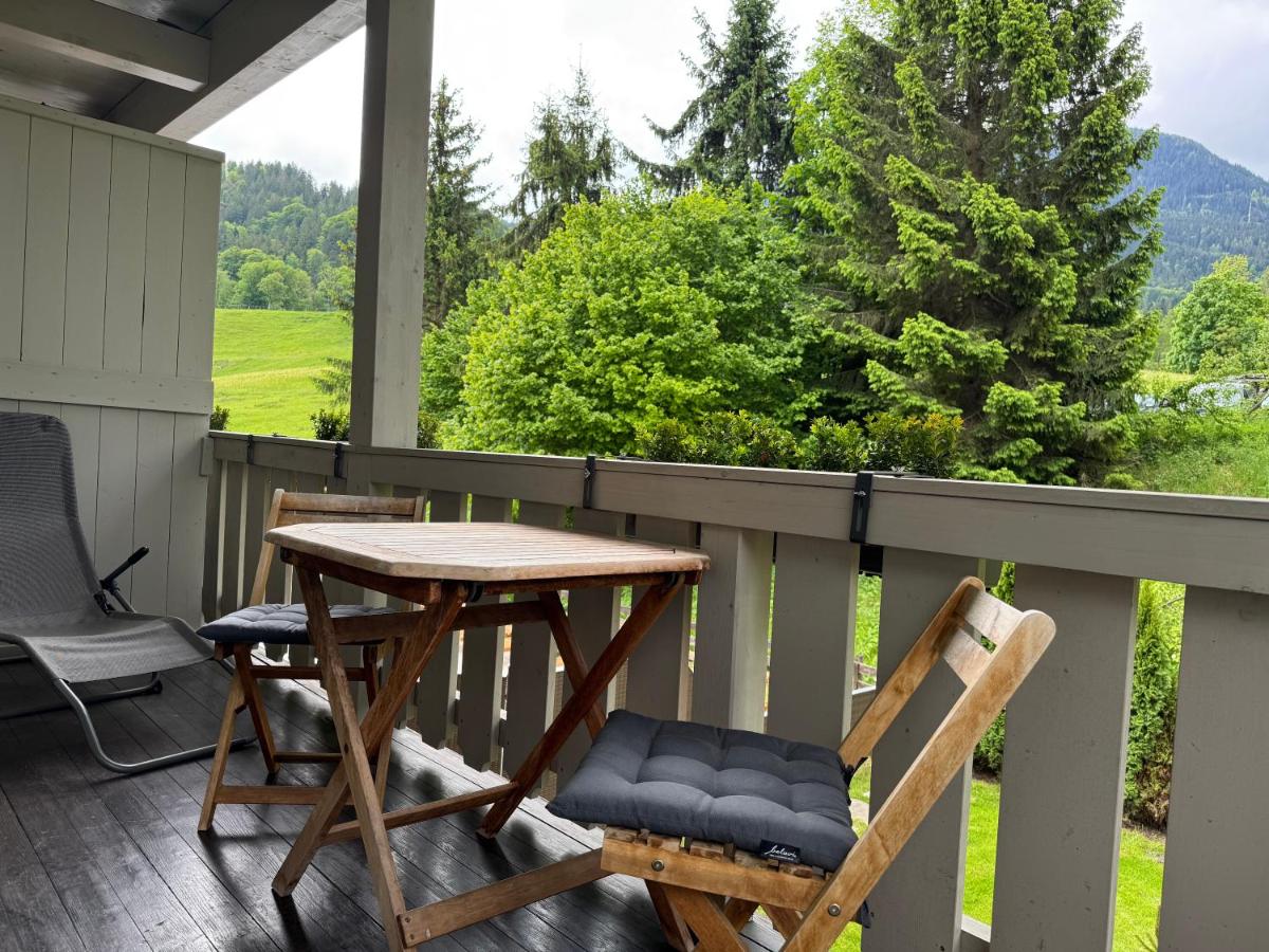 Ein allgemeiner Bergblick oder ein Berglick von des Aparthotels aus