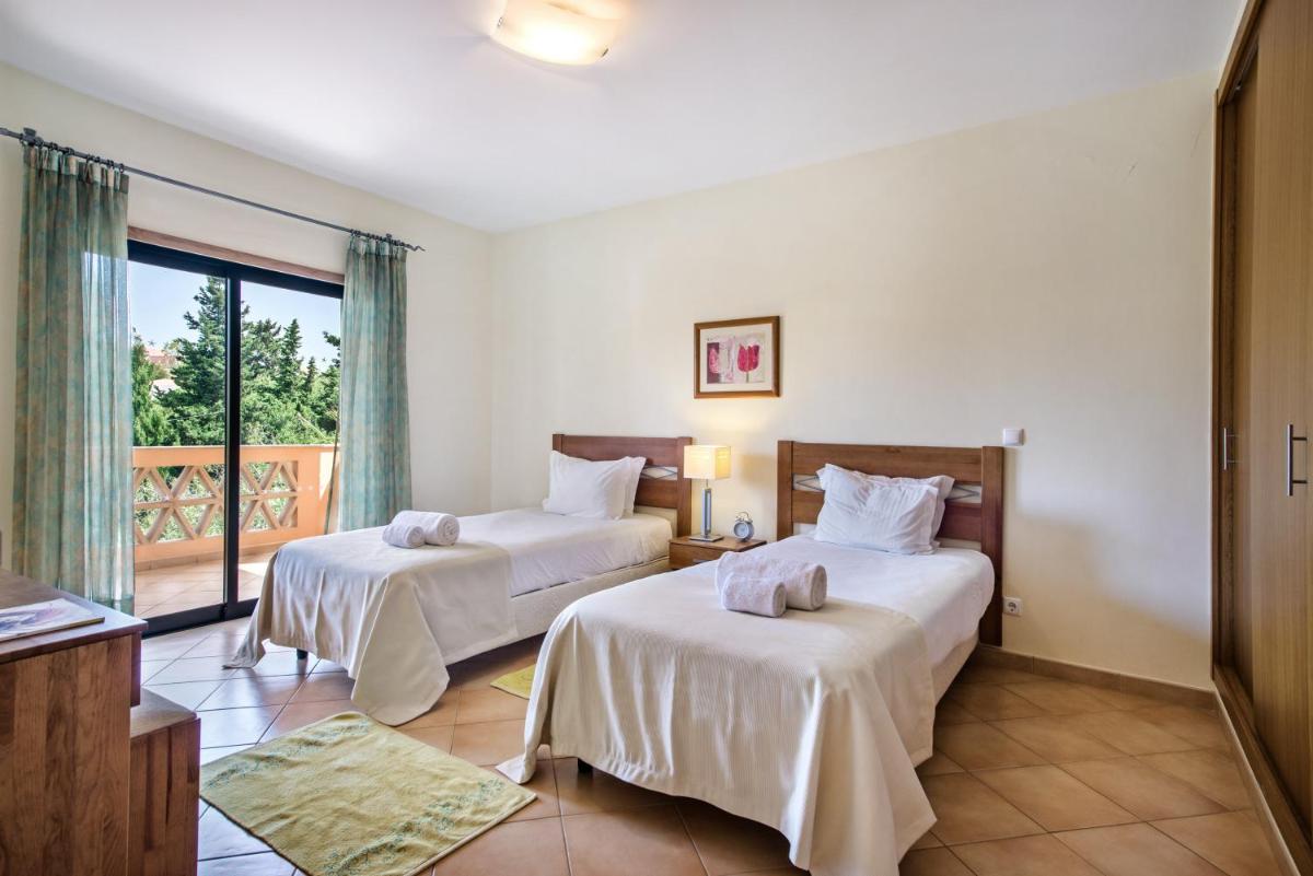 um quarto de hotel com duas camas e uma varanda em Estrela da Luz Resort na Praia da Luz mais 98 fotografias