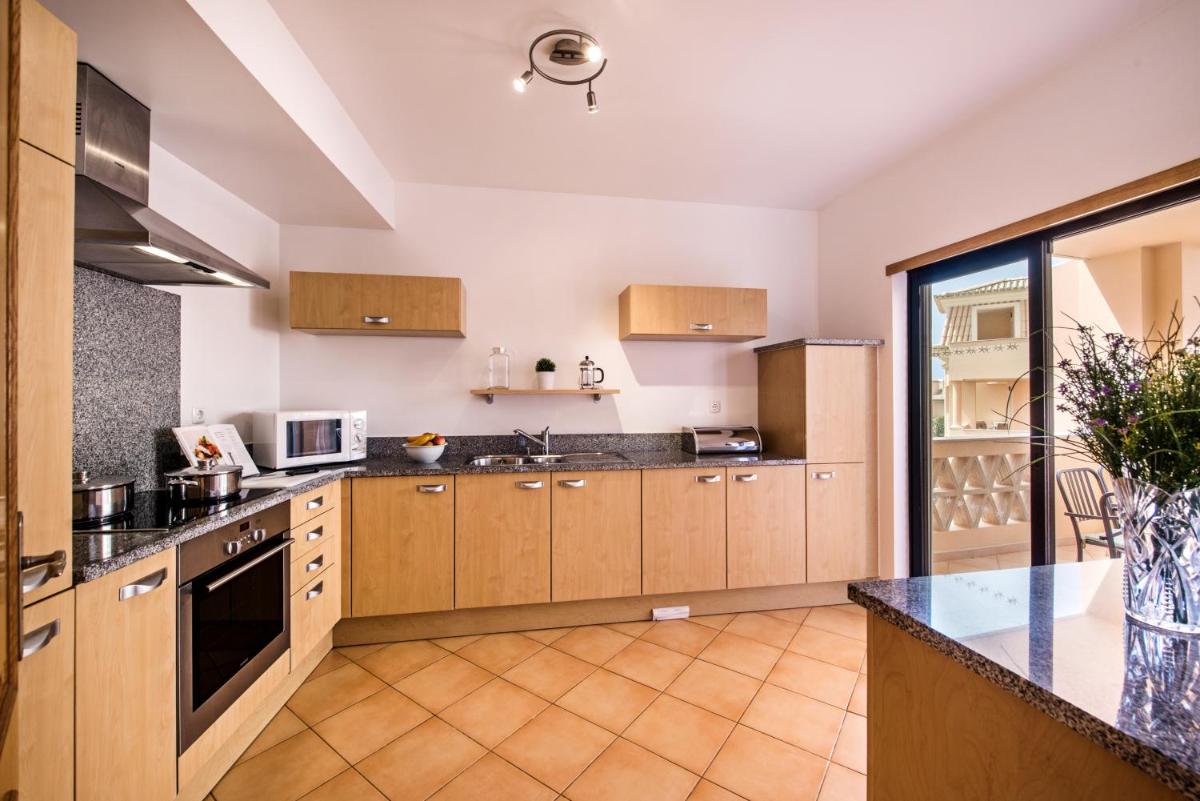 A cozinha ou kitchenette de Estrela da Luz Resort