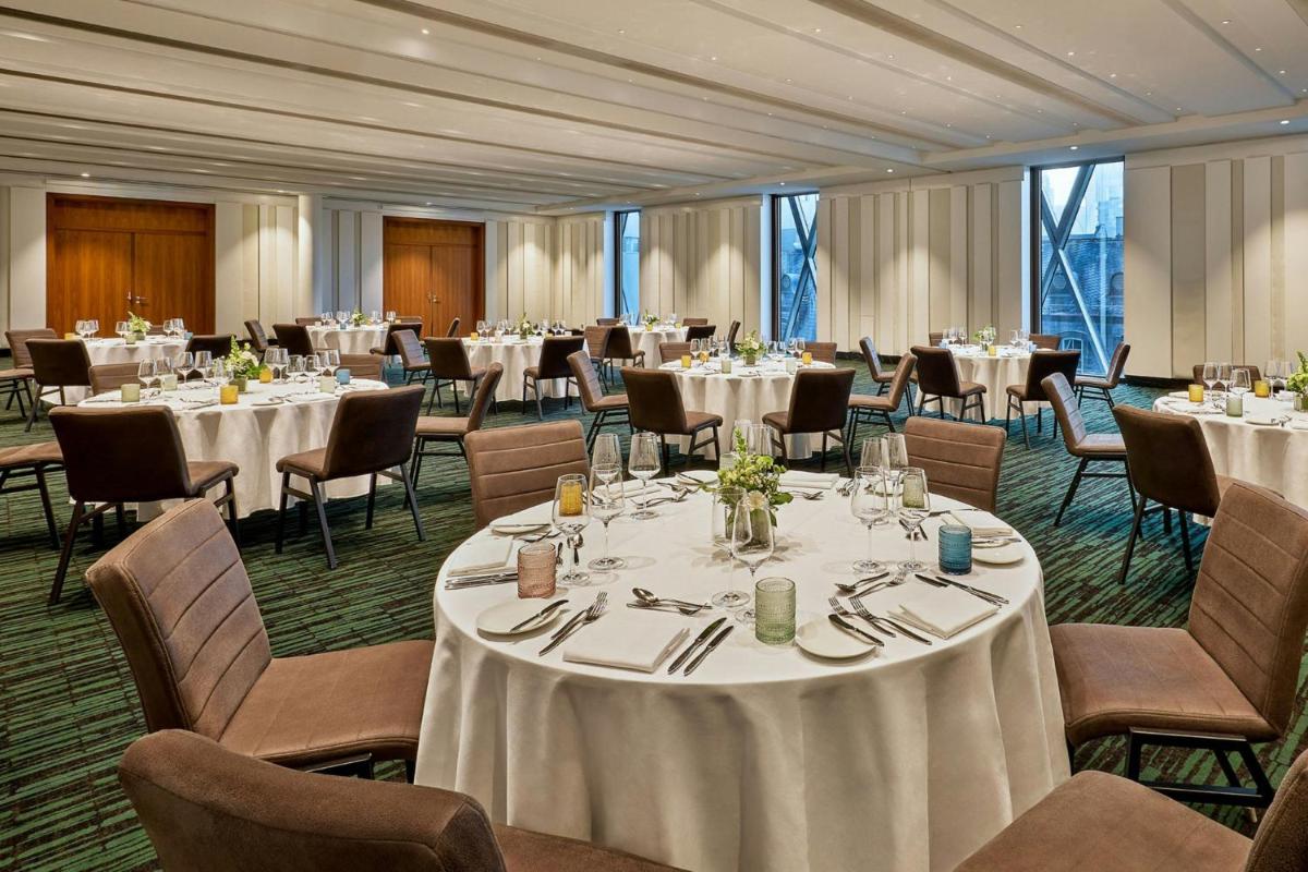 Ein Restaurant oder anderes Speiselokal in der Unterkunft JW Marriott Hotel Frankfurt