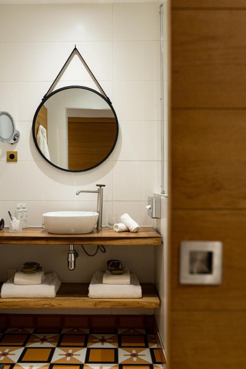 Salle de bains dans l'établissement Hôtel Le Saint Remy & Spa