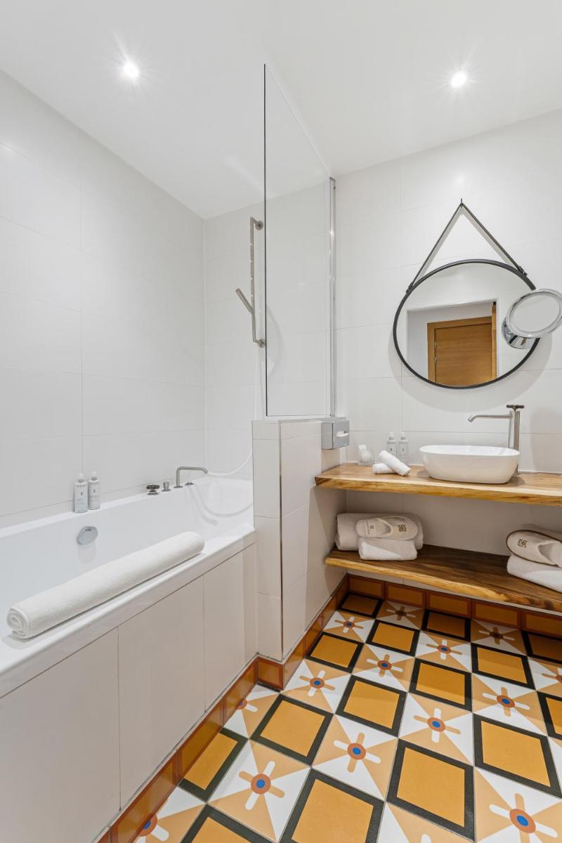 Salle de bains dans l'établissement Hôtel Le Saint Remy & Spa