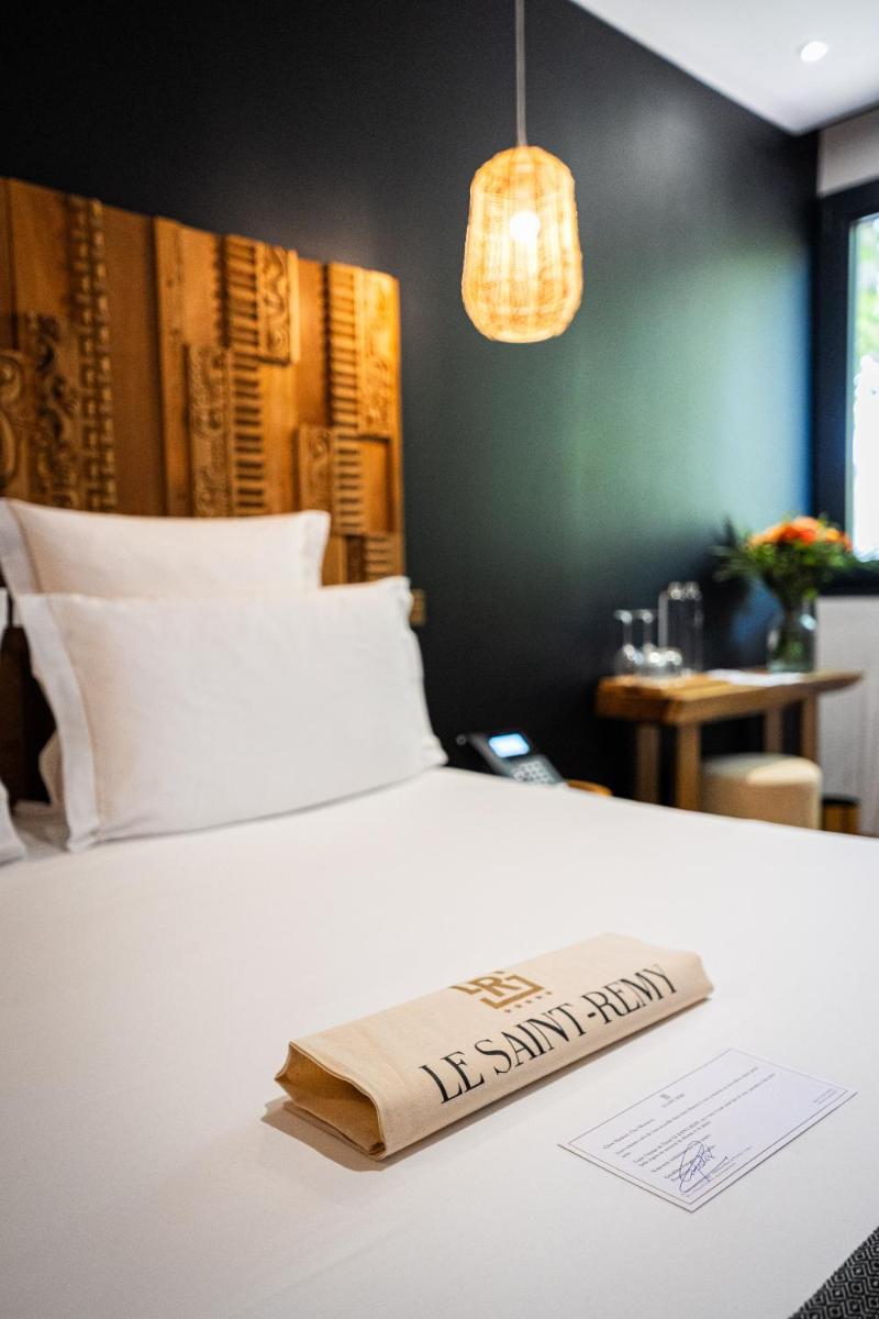 Un ou plusieurs lits dans un hébergement de l'établissement Hôtel Le Saint Remy & Spa