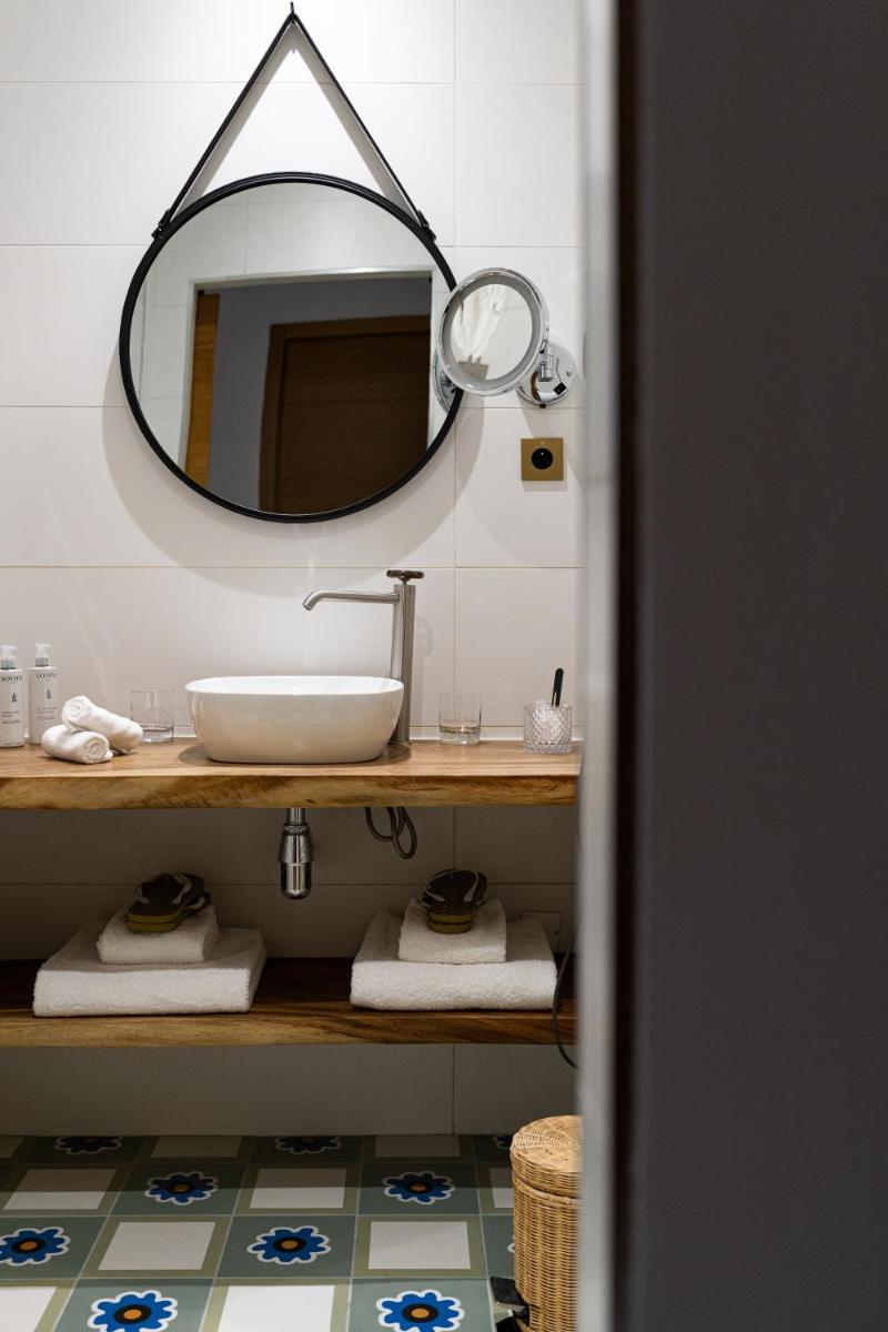 Salle de bains dans l'établissement Hôtel Le Saint Remy & Spa