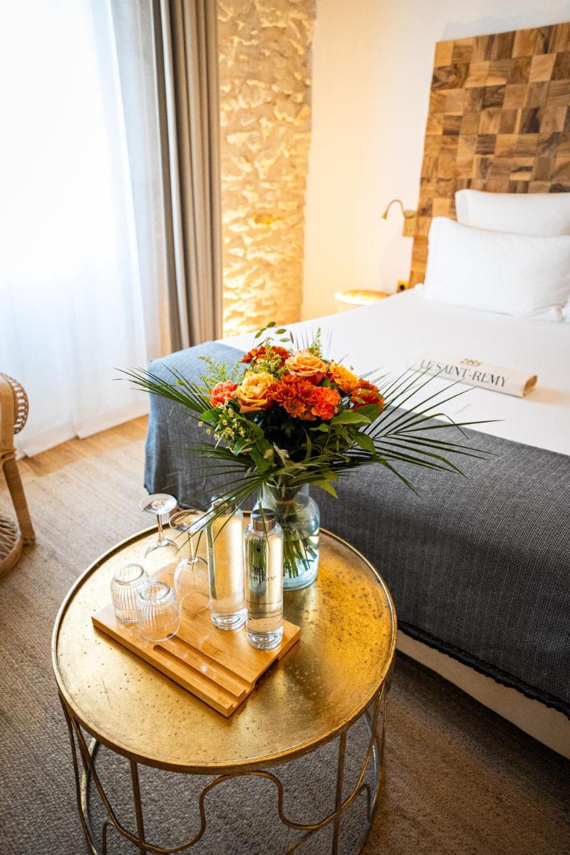 Un ou plusieurs lits dans un hébergement de l'établissement Hôtel Le Saint Remy & Spa
