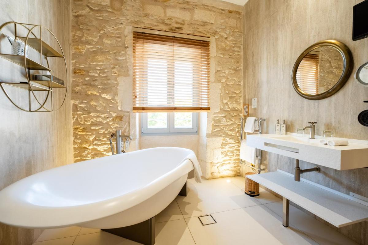 Salle de bains dans l'établissement Hôtel Le Saint Remy & Spa
