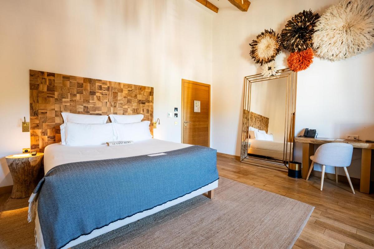 Un ou plusieurs lits dans un hébergement de l'établissement Hôtel Le Saint Remy & Spa