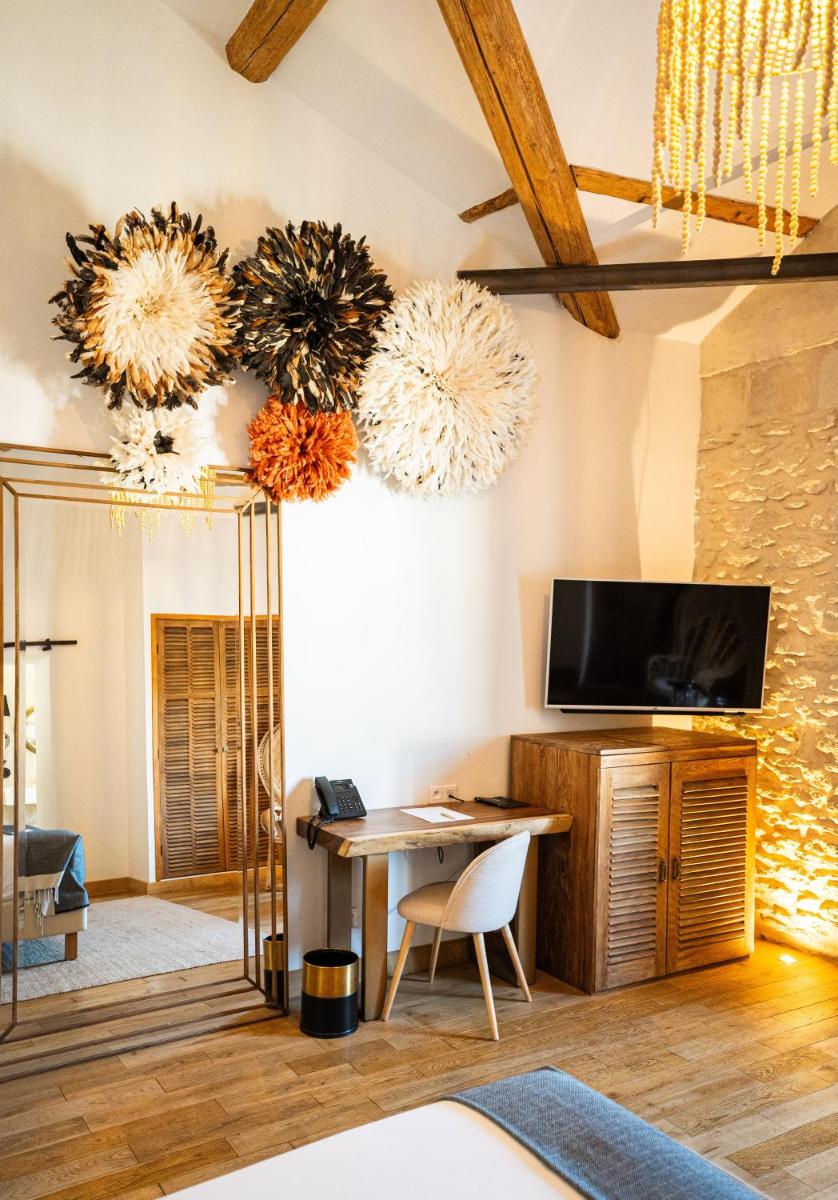 Télévision ou salle de divertissement dans l'établissement Hôtel Le Saint Remy & Spa