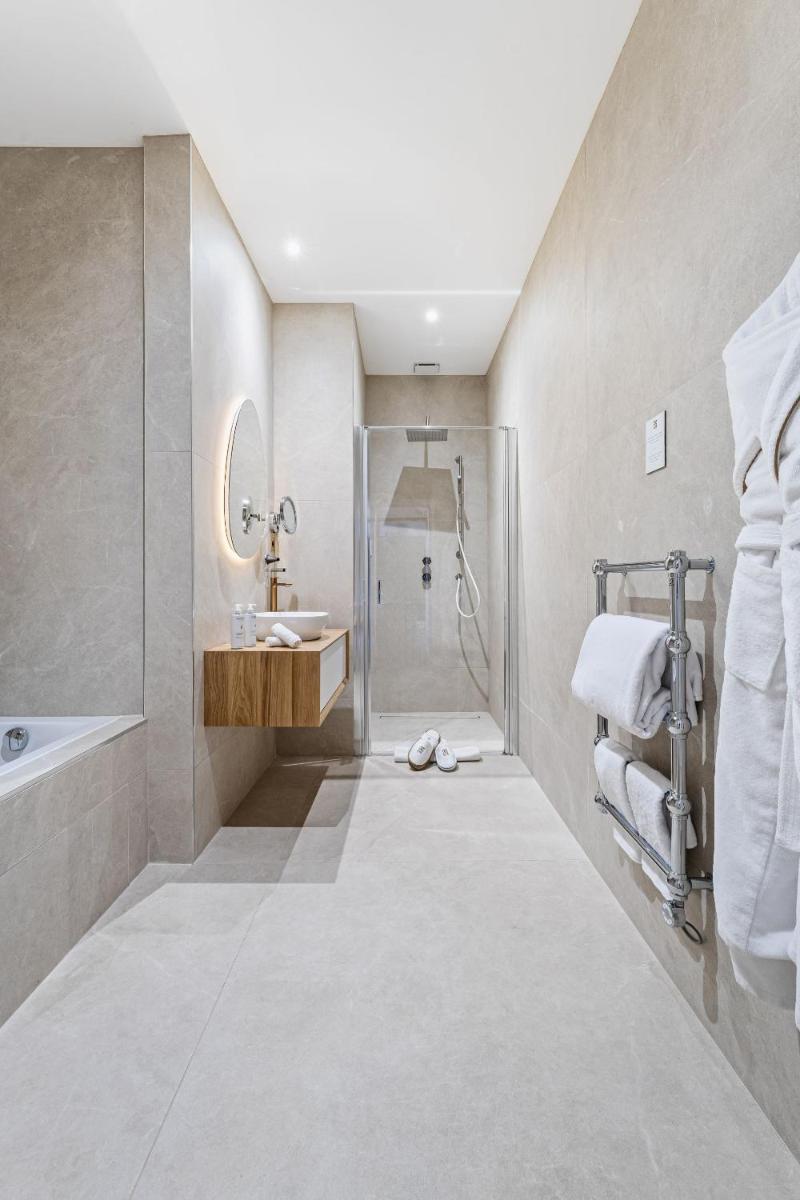 Un ou plusieurs lits dans un hébergement de l'établissement Hôtel Le Saint Remy & Spa